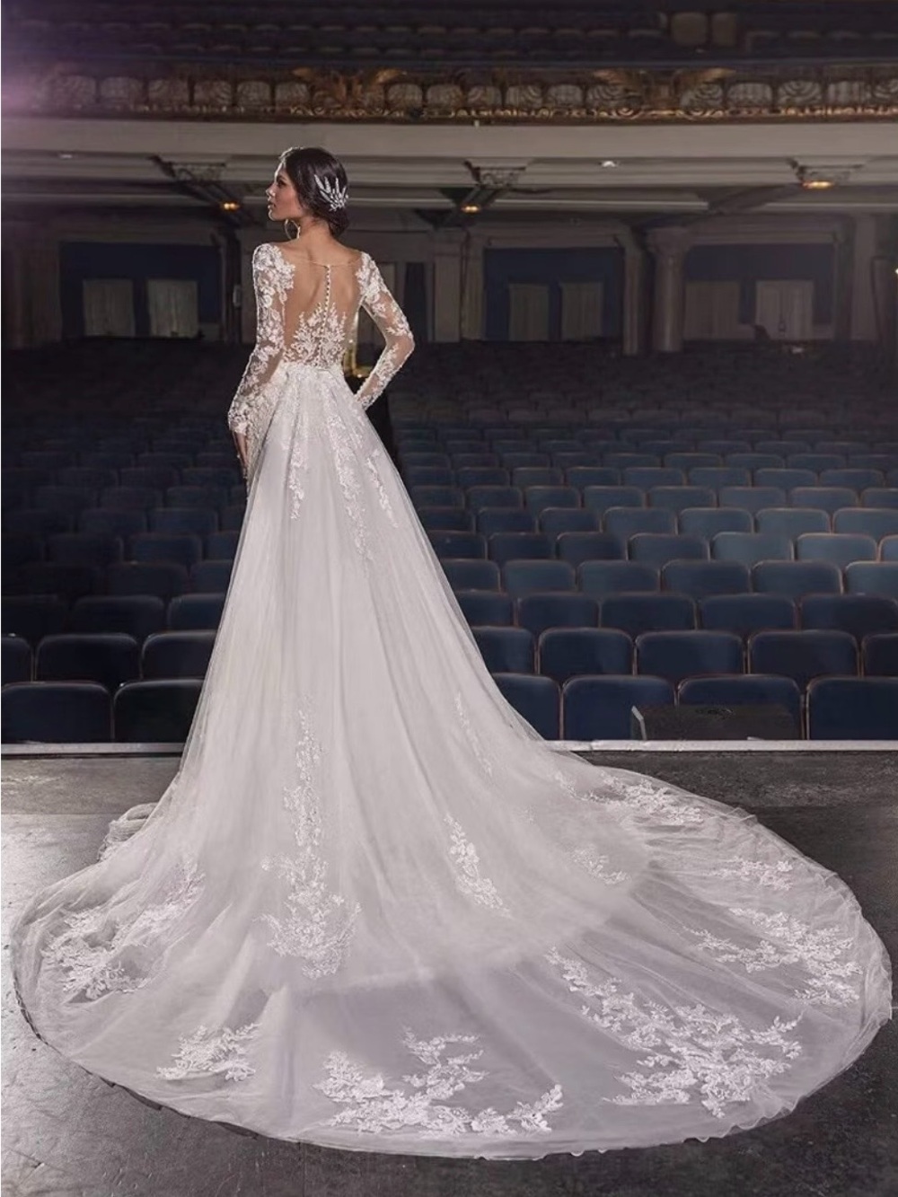 Elegant Off-white Lace Long-Sleeve Bridal Gown with Dramatic Train Sz 12